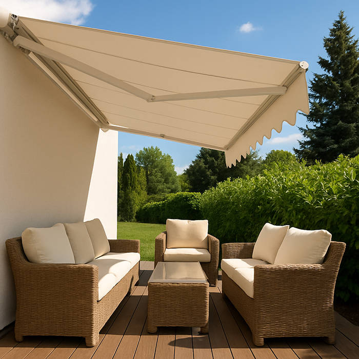 Pergola zastíněná elegantní béžovou látkou – přírodní řešení pro klidné letní posezení.