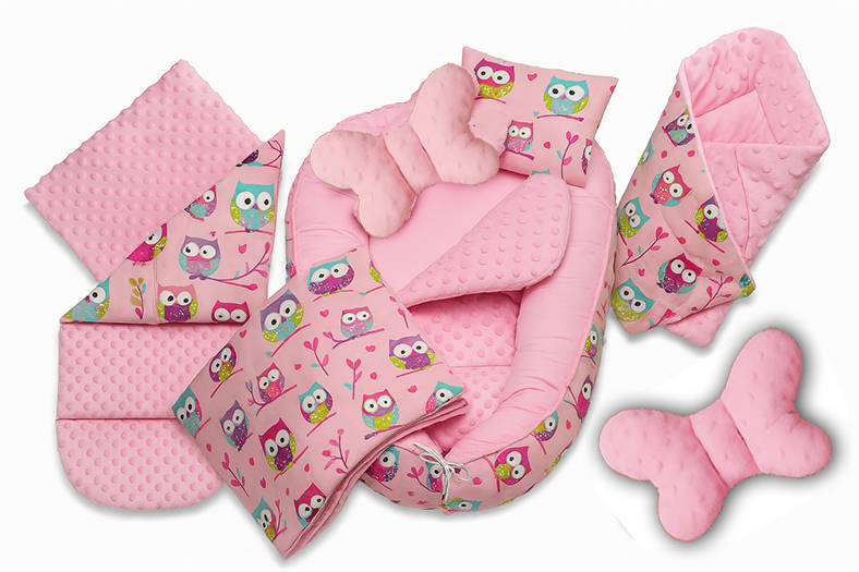 Souprava pro miminko s hnízdečkem, zavinovačkou, dečkou a polštářkem z růžového minky a látky s potiskem sov.