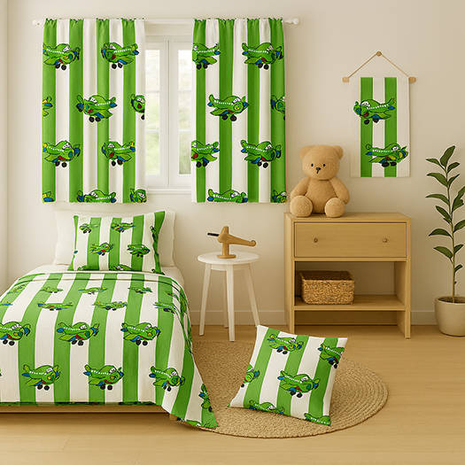 Světlý dětský pokoj s minimalistickými závěsy, přikrývkou a polštářky z látky „Letadla zelená“ s vintage letadélky na zeleno-bílých pruzích.