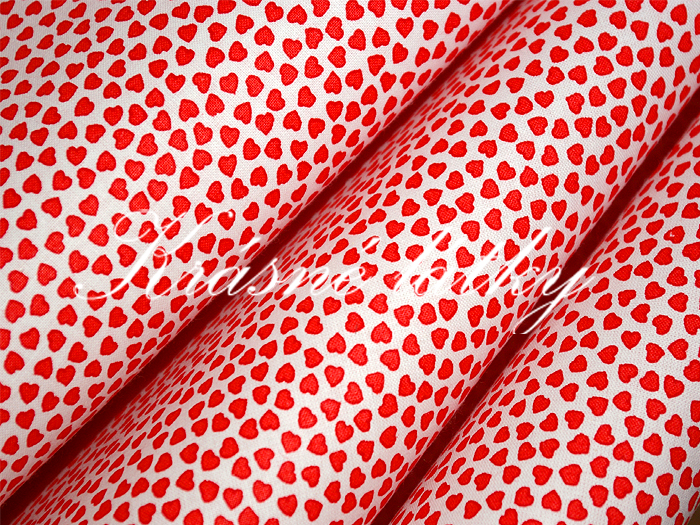 Červená jemná srdíčka 100% bavlna š. 160cm Pěkná kvalita!Hladké plátýnko,metráž