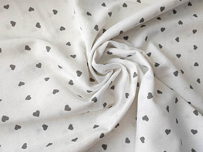 Šedá srdíčka na bílém podkladu - 60% bavlna, 40% polyester, š. 280 cm, 180 g/m2, dětské látky metráž