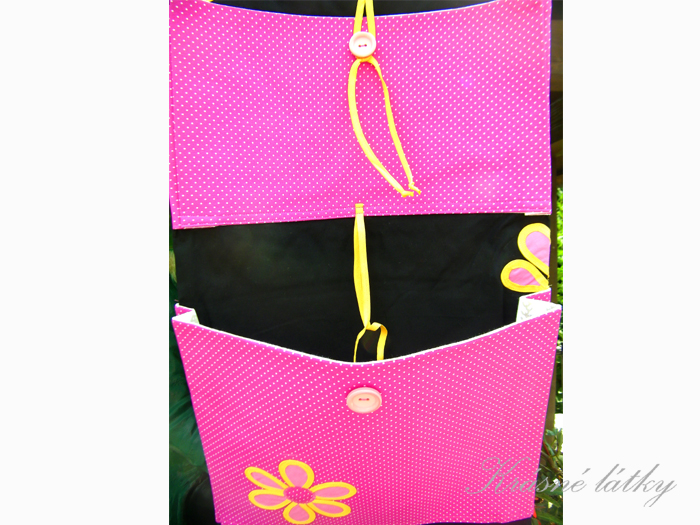 Sytě růžový kapsář s puntíky kombinovaný s černou