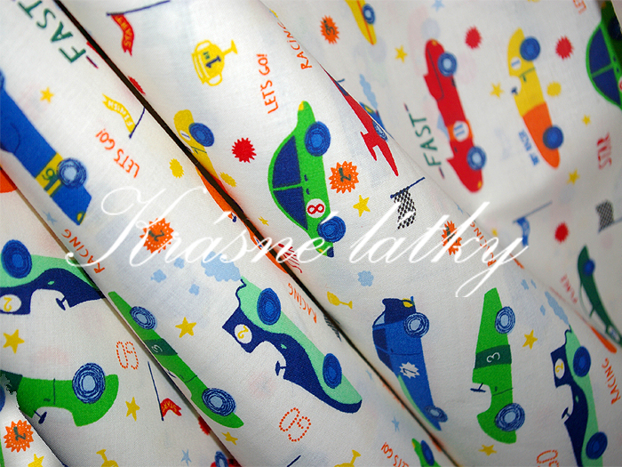 Barevná autíčka, 100% bavlna, podklad látky je smetanový