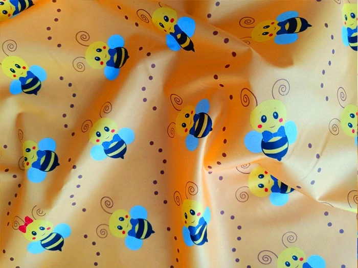 Látka včelka s modrou mašlí, dětské látky metráž