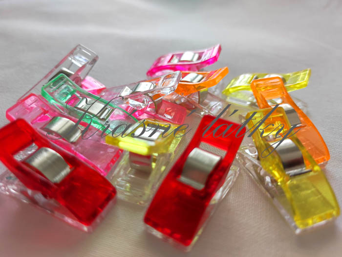 Fixační kolíčky na přichycení střihu, galanterie