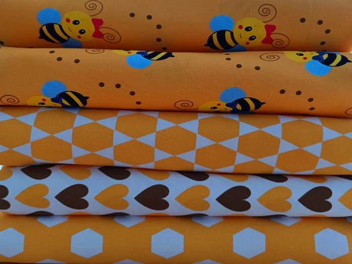 Látka včelka s modrou mašlí, dětské látky metráž