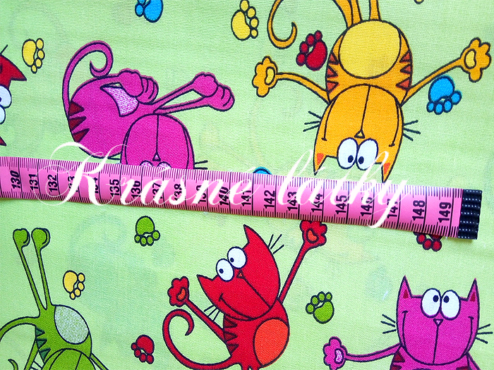 Kočky, bavlněná látka - metráž, 100 % bavlna,  š. 160 cm, 150 g/m2, zelený podklad