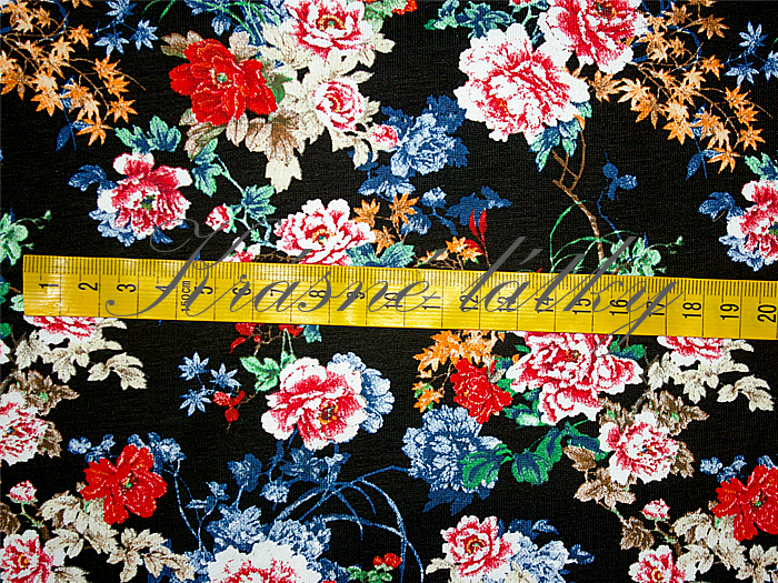 Květy na temně černé - 95 % bavlna, elastan 5 %, š. 160 cm, 170 g/m2 