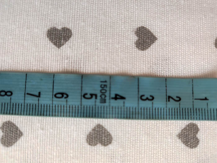 Šedá srdíčka na bílém podkladu - 60% bavlna, 40% polyester, š. 280 cm, 180 g/m2, dětské látky metráž