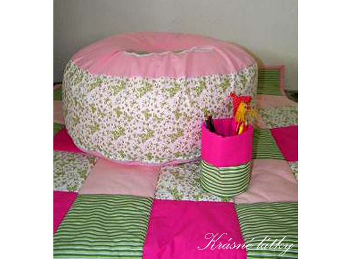 Patchworková deka, sedací vak, kelímek na pastelky