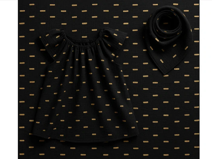 Mušelín černý se zlatým vzorem cihliček, šíře 140 cm