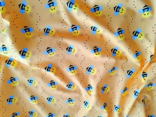Látka včelka s modrou mašlí, dětské látky metráž
